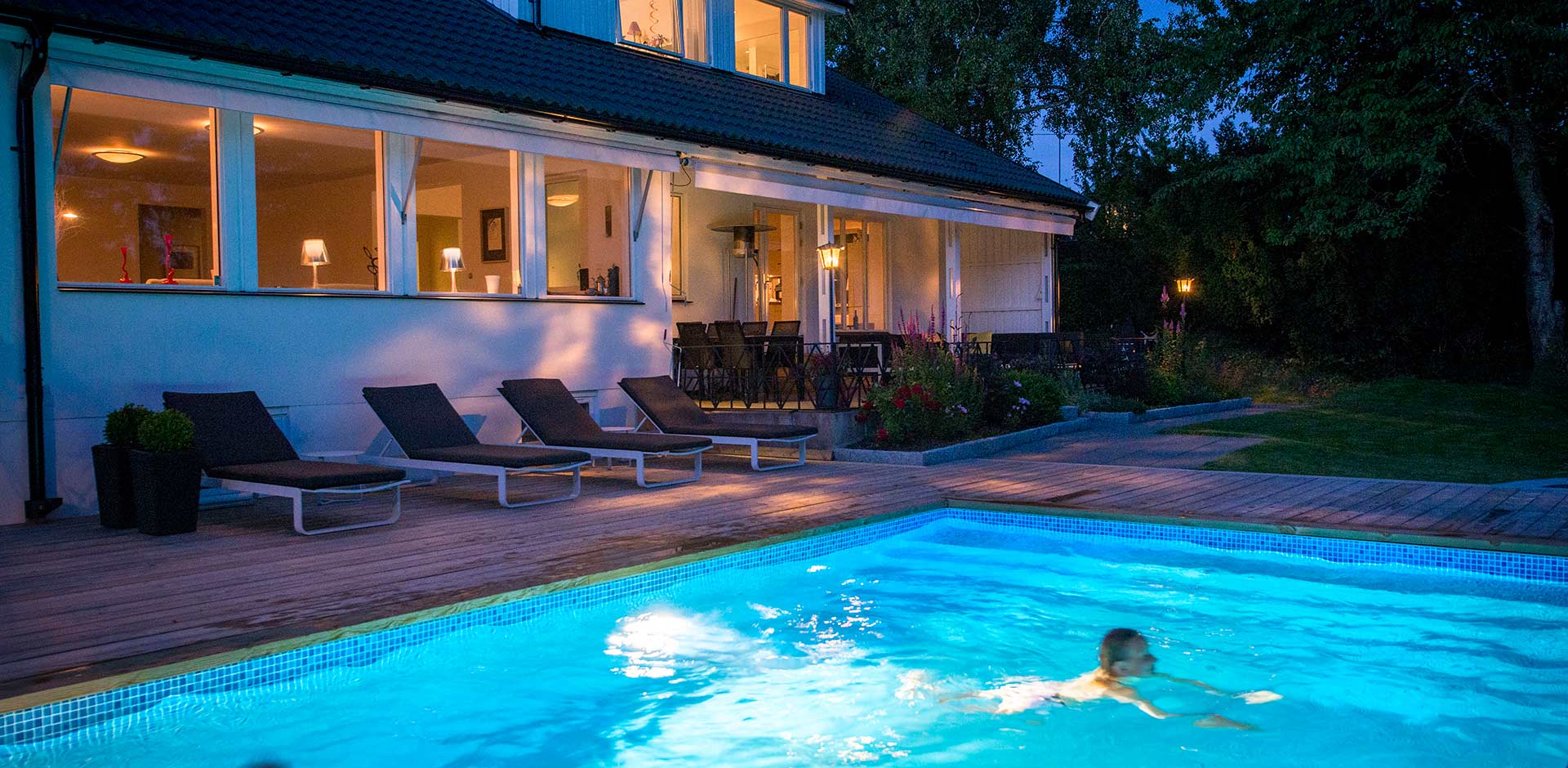 Pooldröm - Bad i pool på kvällen
