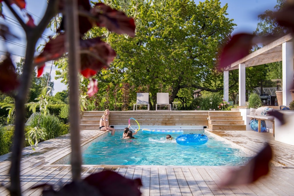 Poolinspiration, barn badar i pool med trädäck