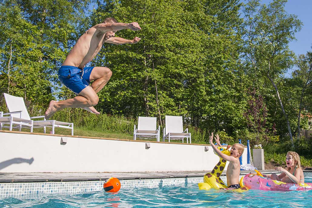 Wikipool, Poolstories, pappa hoppar i poolen från poolkanten, Pool Store