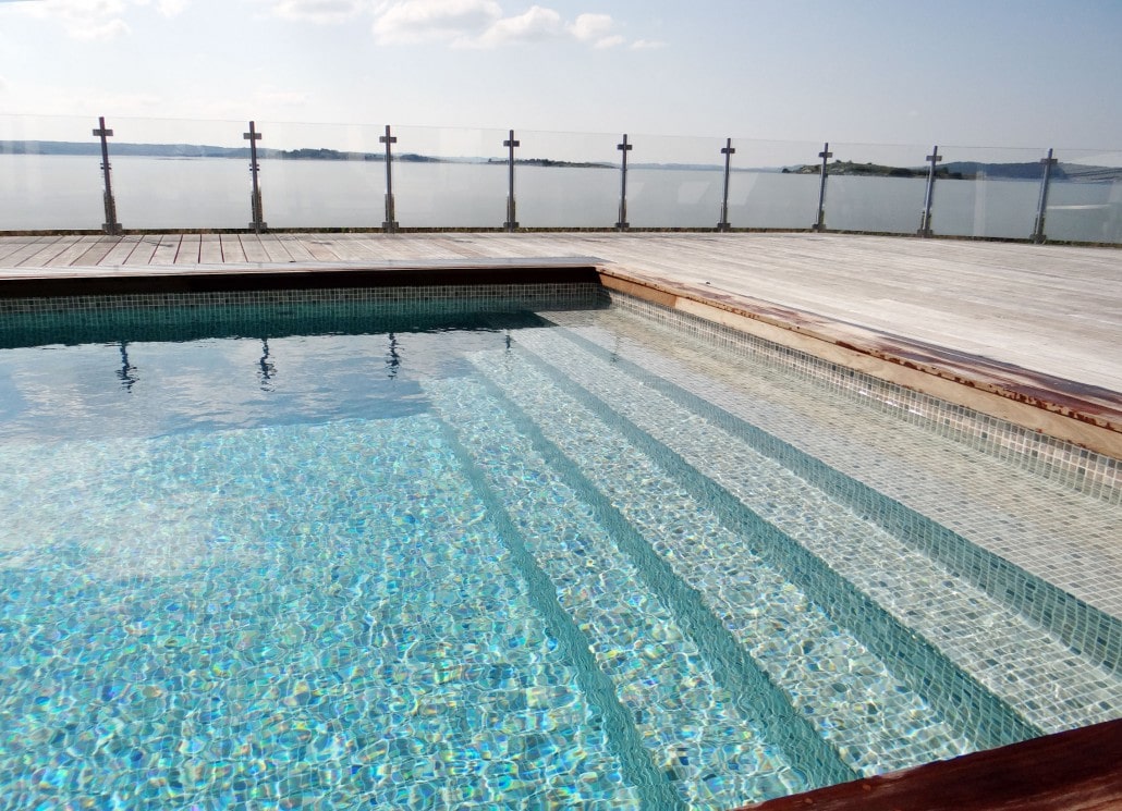 Wikipool, Poolstories, Inspiration, Pool med hel gaveltrappa på trädäck, Pool Store