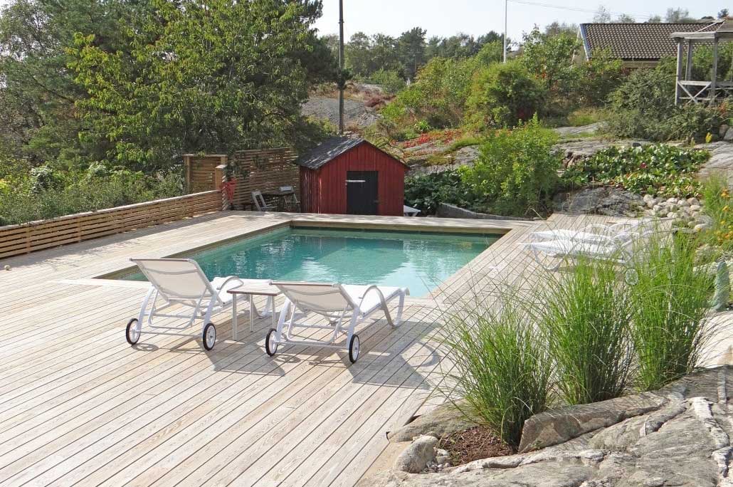 Pooldrömmen blev förverkligad med pool och trädäck i trädgården.
