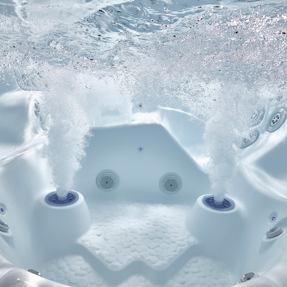 Euphira jets under vatten i ett spabad från Caldera Spas